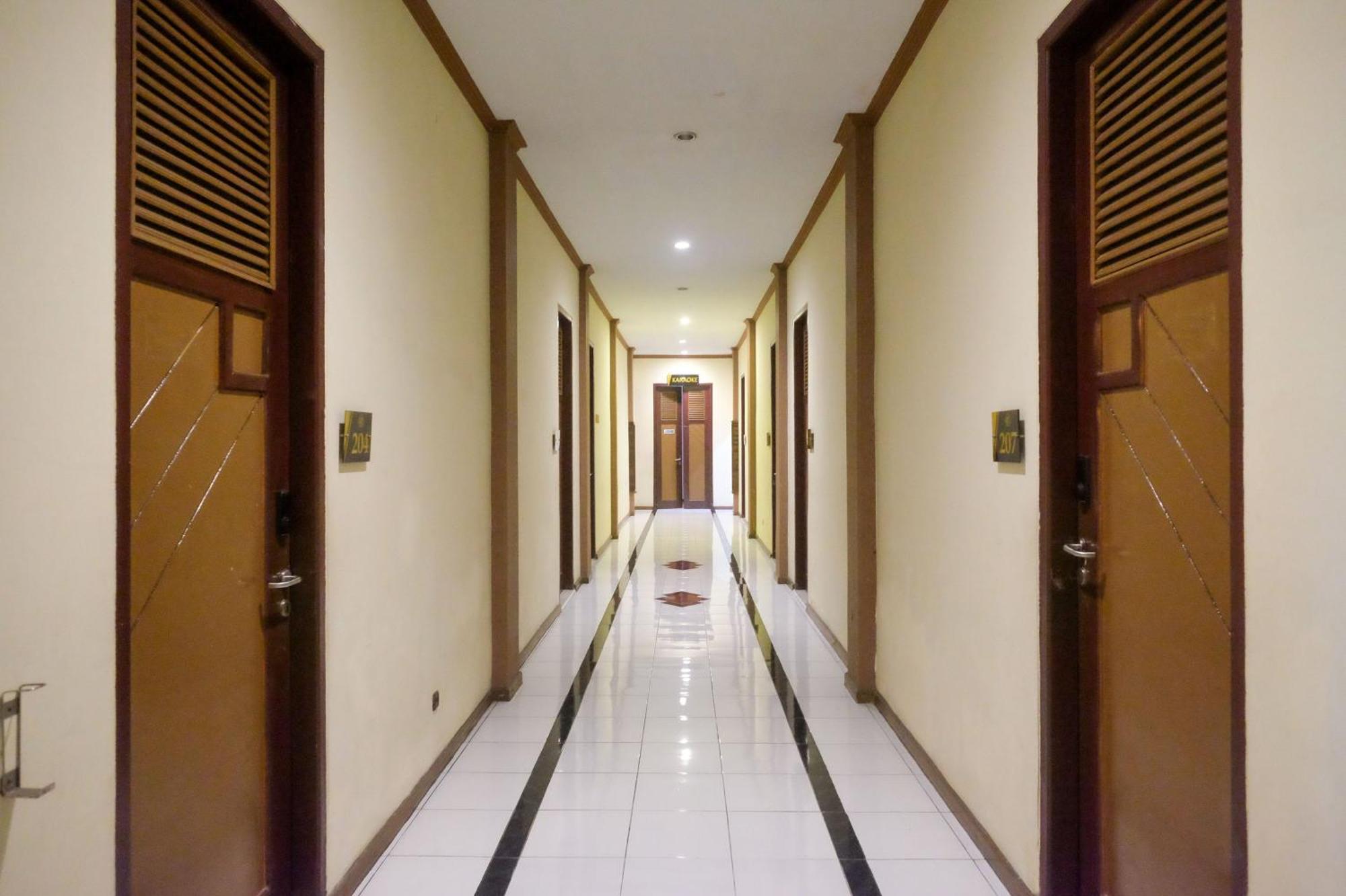 Urbanview Hotel Dedy Jaya Brebes Exterior foto