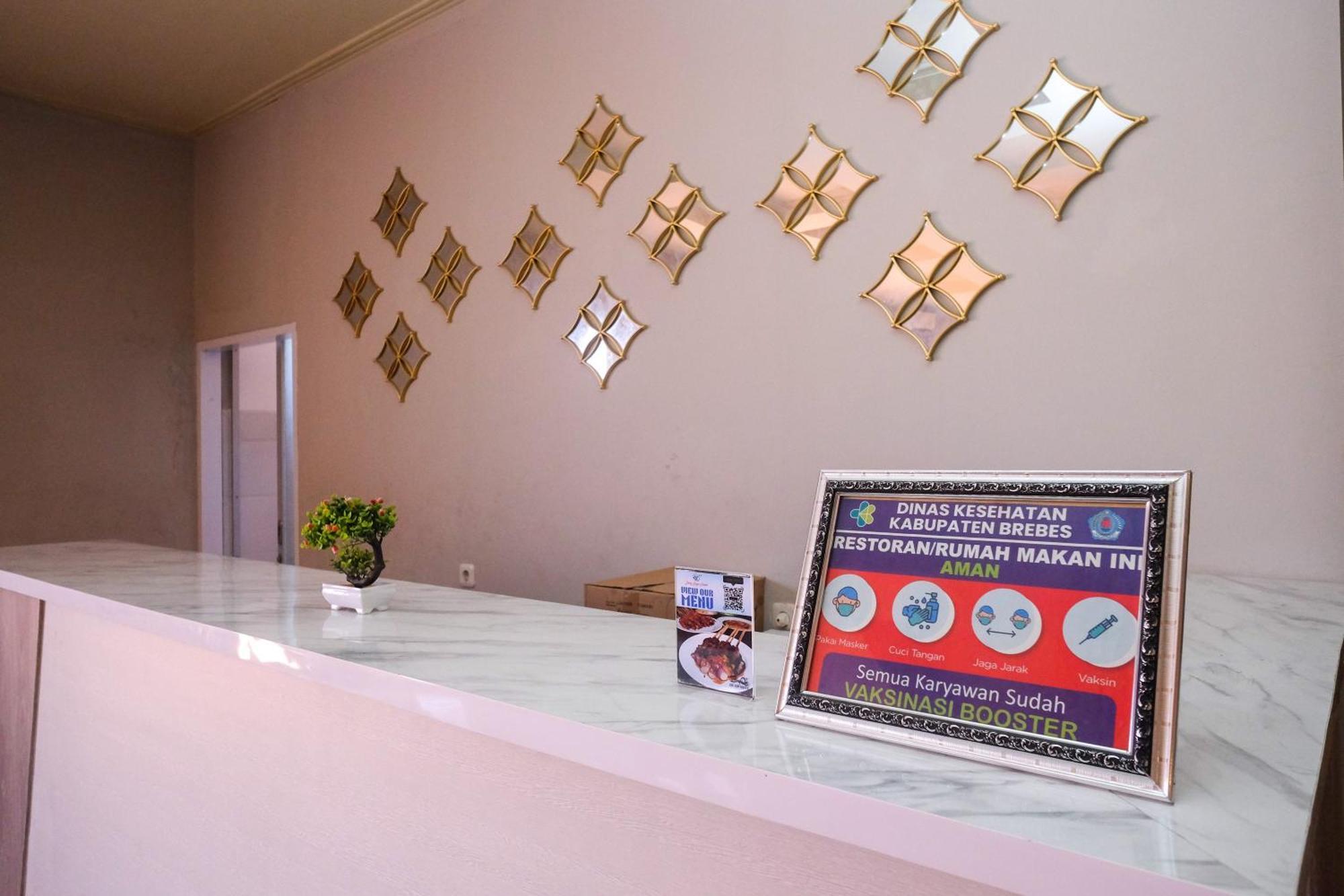 Urbanview Hotel Dedy Jaya Brebes Exterior foto