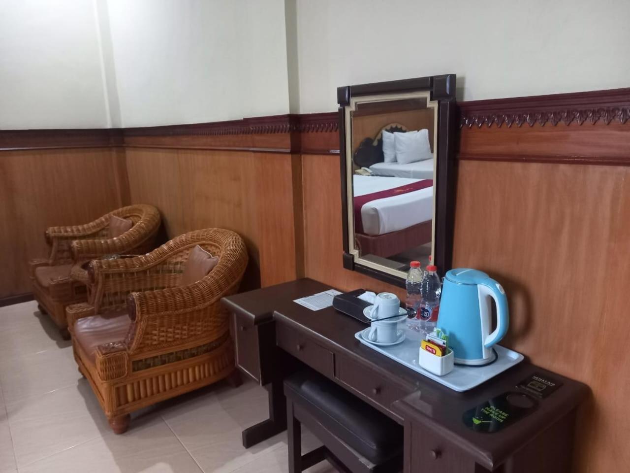 Urbanview Hotel Dedy Jaya Brebes Exterior foto