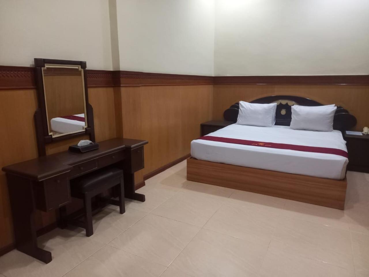 Urbanview Hotel Dedy Jaya Brebes Exterior foto