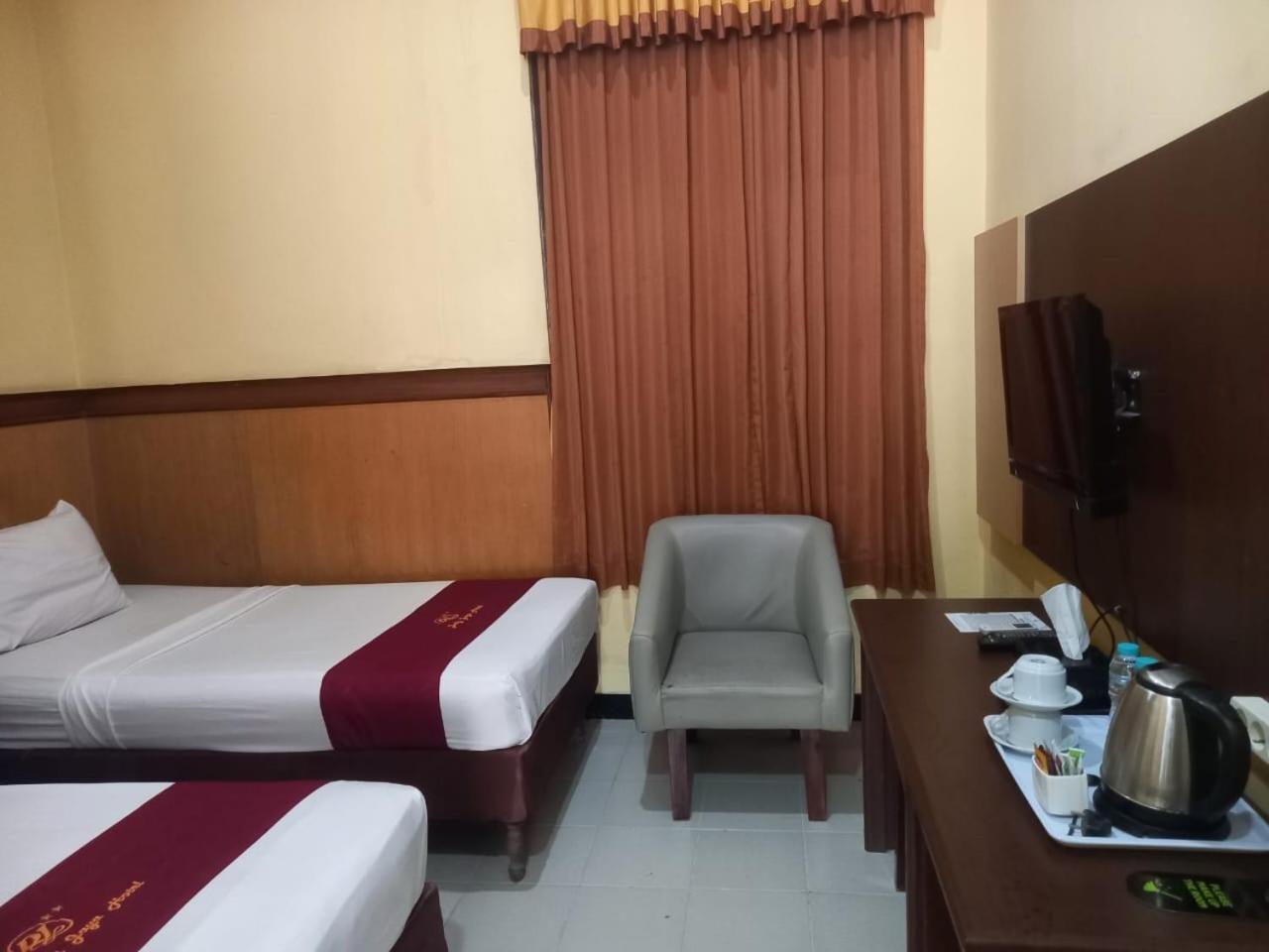 Urbanview Hotel Dedy Jaya Brebes Exterior foto